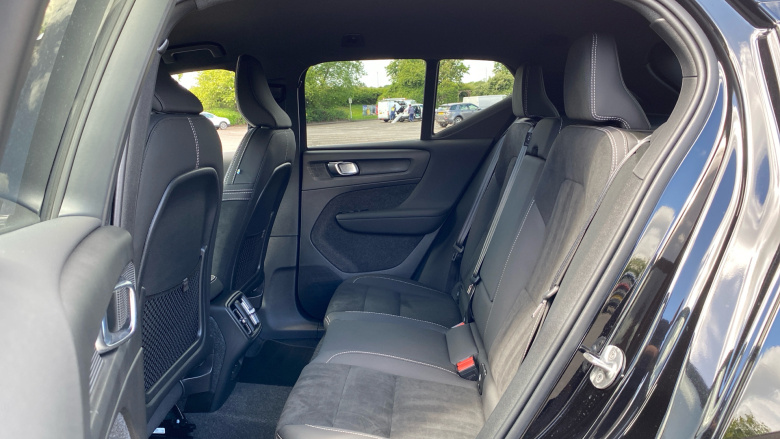 Volvo XC40 2.0 B4P Plus Black Edition 5dr Auto Petrol Estate